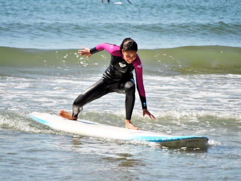 Campamento de Surf -chica surfeando