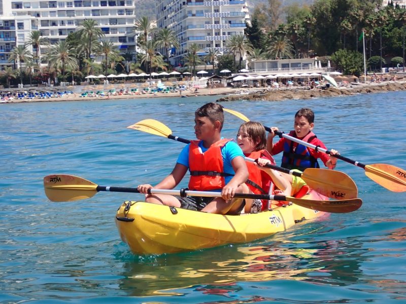 Tres Niños haciendo kayak