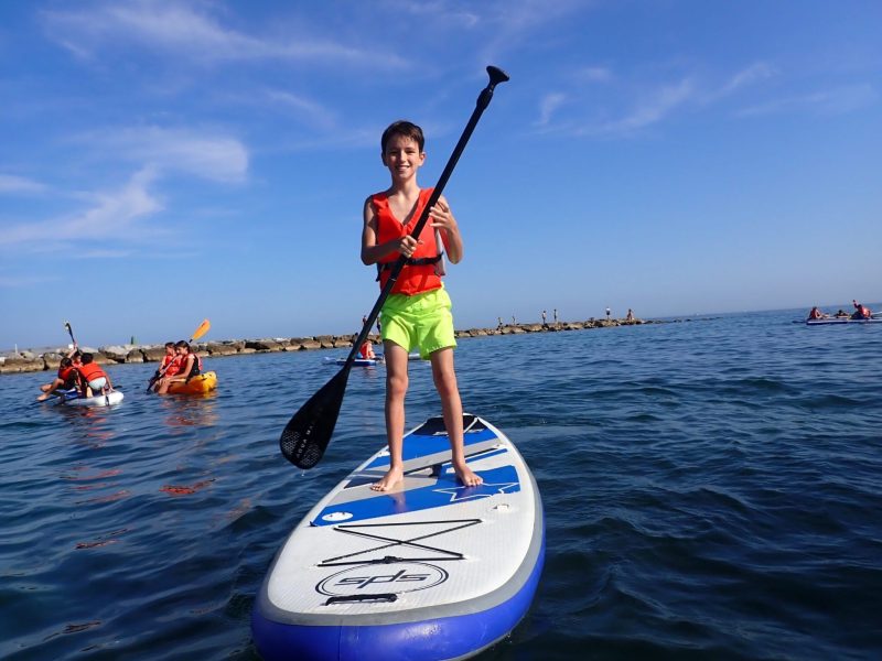 Niño haciendo Paddle Surf